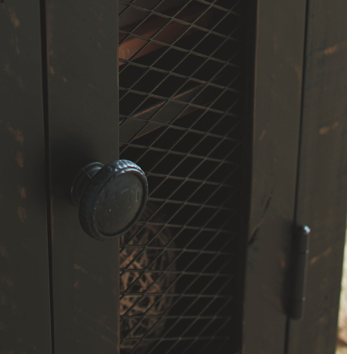 Valebeck - Chair Side End Table - Black / Brown