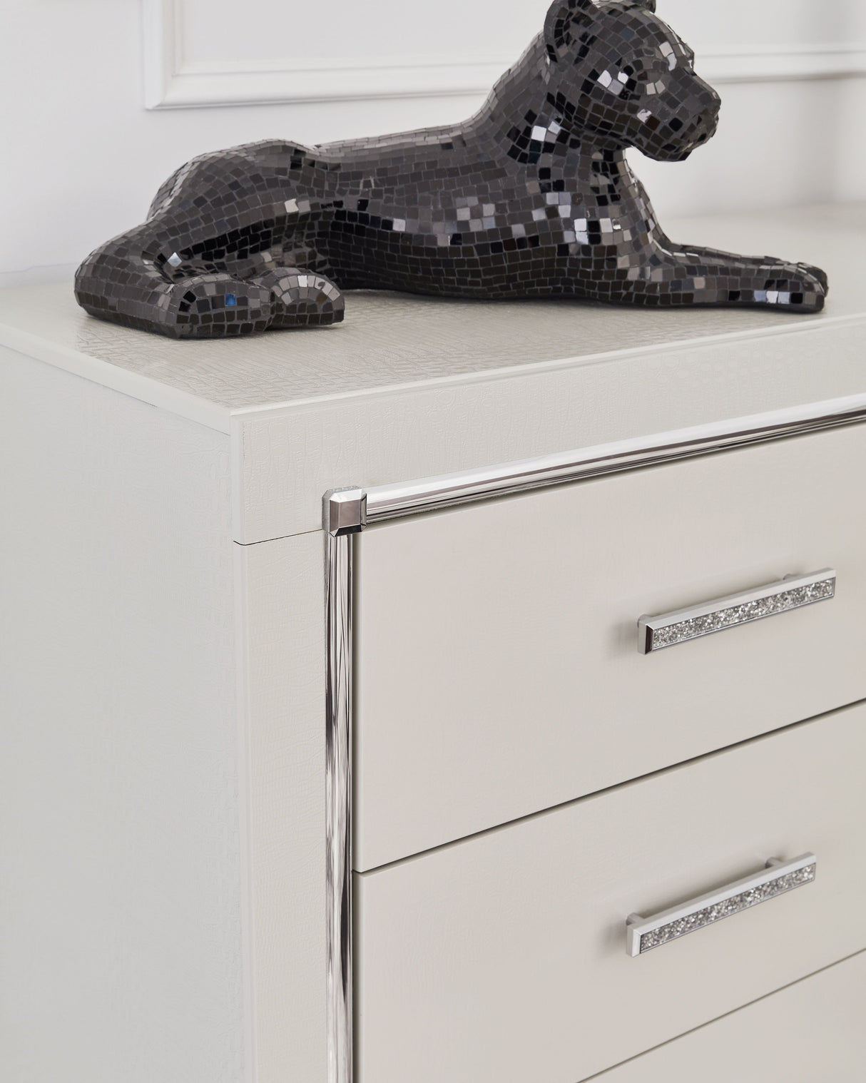 Zyniden - Six Drawer Dresser - Silver