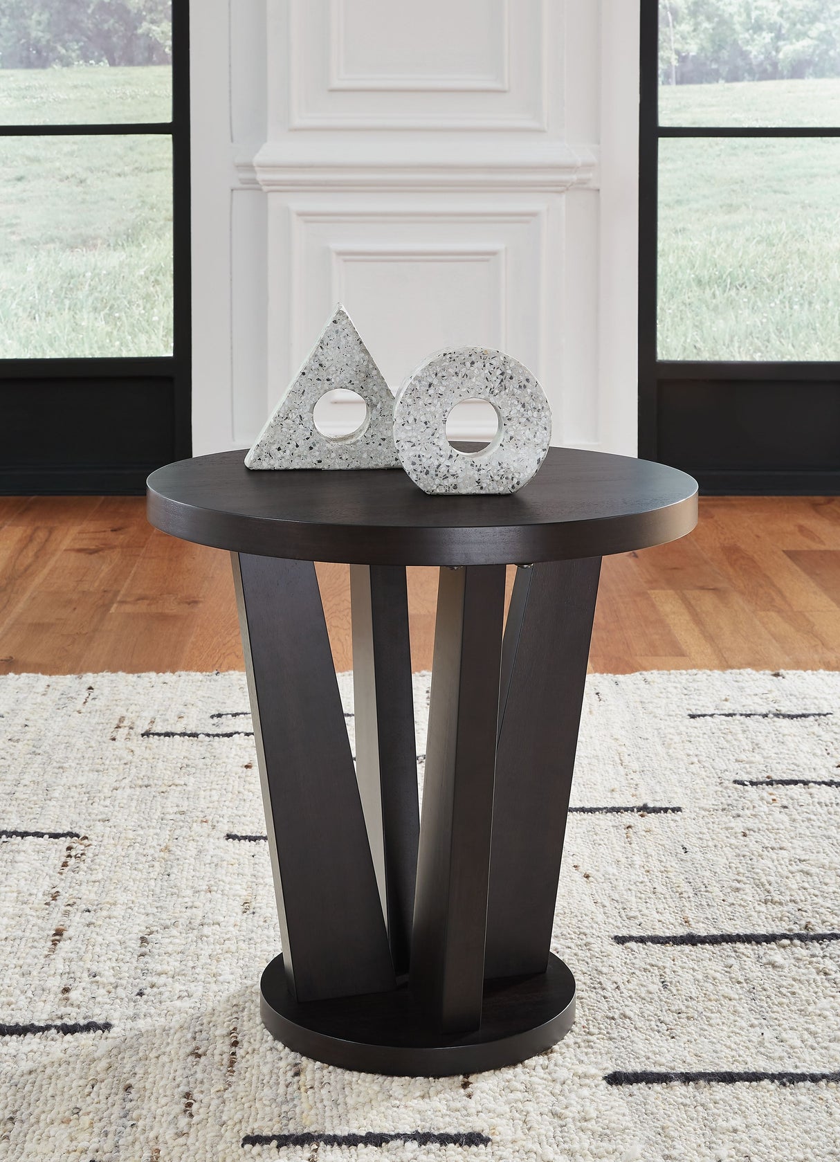 Chasinfield - Round End Table - Dark Brown