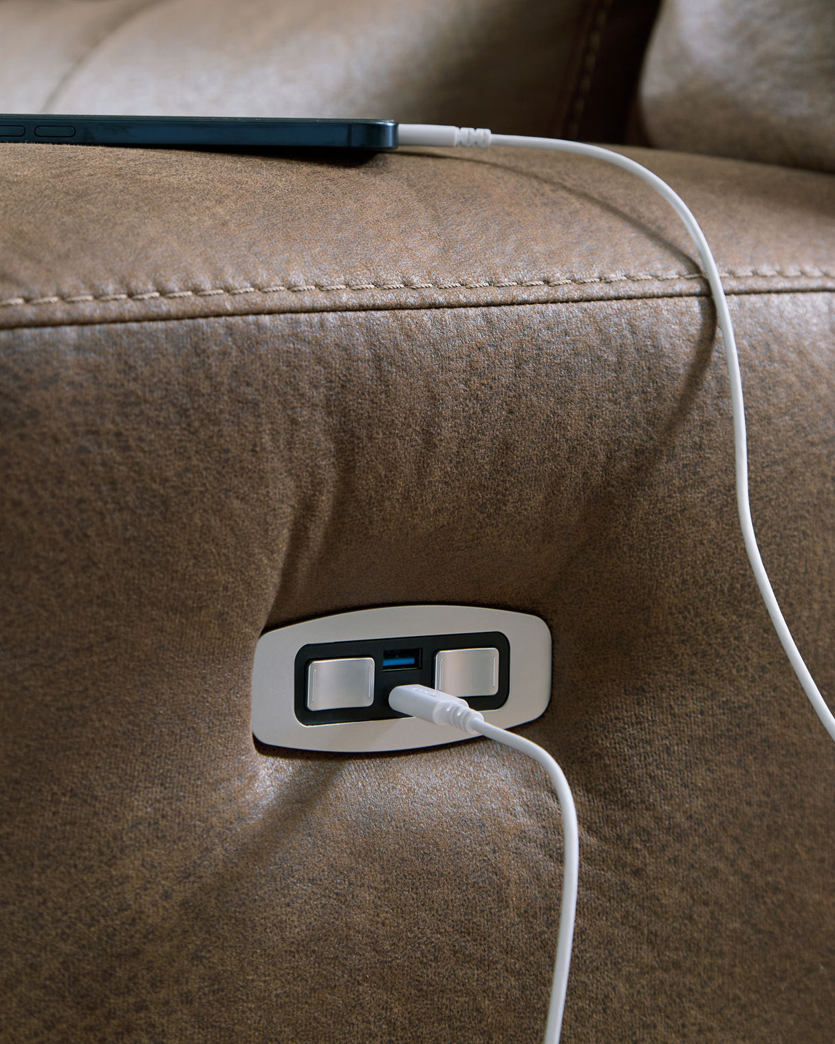 Beckley Place - Earth - Power Reclining Loveseat With Console / Adjustable Headrest