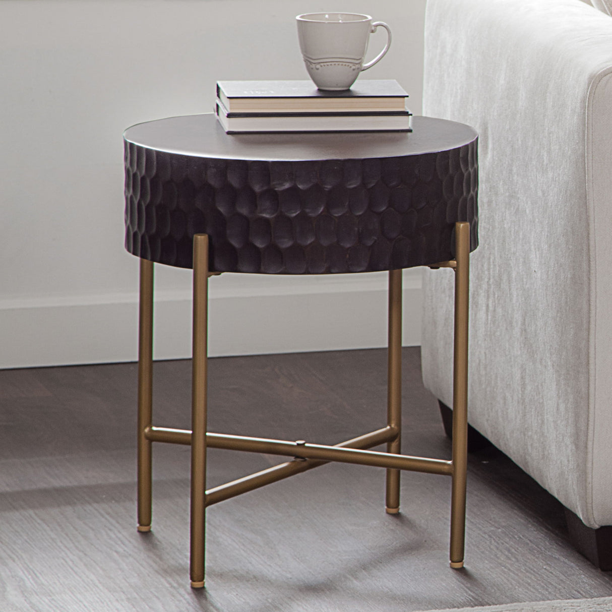 Bobbi - Round Table